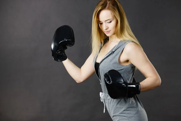 Boxer pige motion med boksehandsker . - Stock-foto