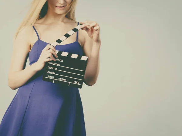 Mulher segurando ardósia filme profissional — Fotografia de Stock