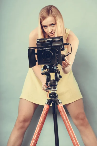 Mulher fotógrafa com câmera tirando fotos — Fotografia de Stock