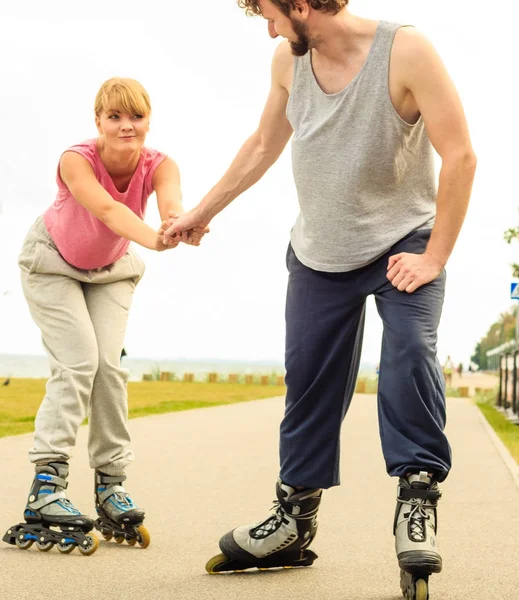 Patinador pareja patinaje al aire libre — Foto de Stock