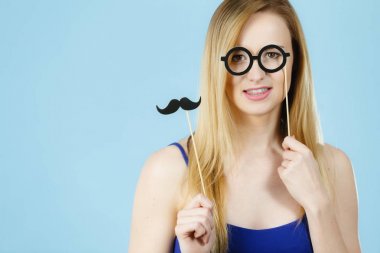 Karnaval accessoies sopa üzerinde tutan kadın