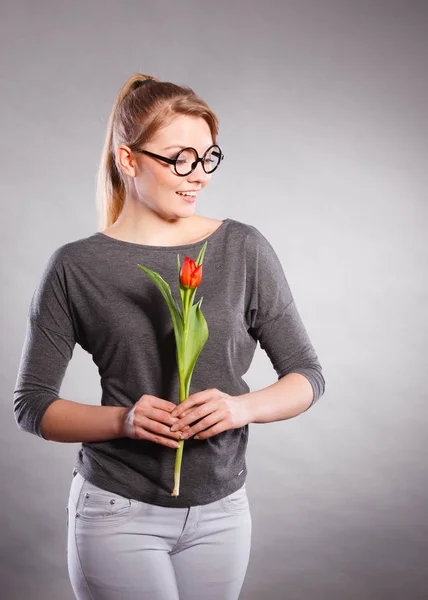 Glada blond kvinna med vårblomma. — Stockfoto