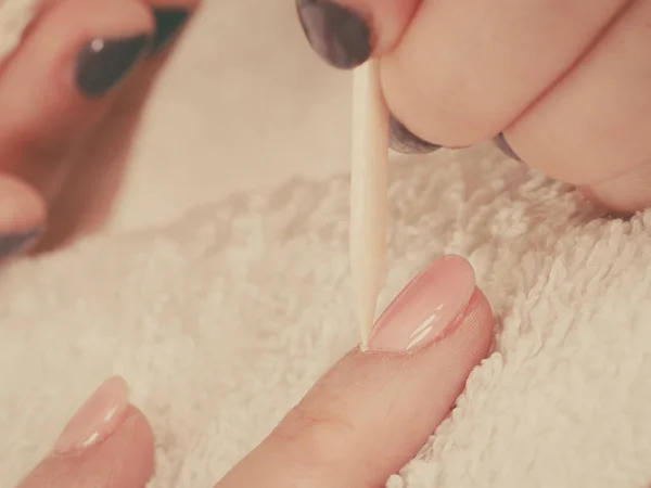 Esteticista preparando las uñas antes de la manicura, empujando hacia atrás las cutículas — Foto de Stock