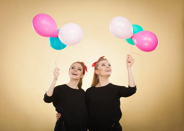 Las mujeres como las niñas quieren volar en globos . —  Fotos de Stock