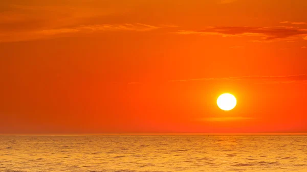 Fotografia idílica do pôr-do-sol junto ao mar — Fotografia de Stock
