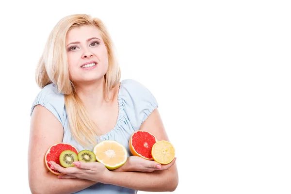 Donna con kiwi alla frutta. arancia, limone e pompelmo — Foto Stock