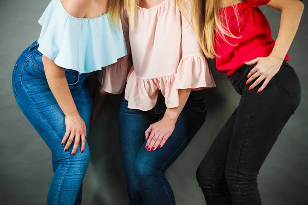 Onherkenbaar vrouwen presenteren outfit — Stockfoto