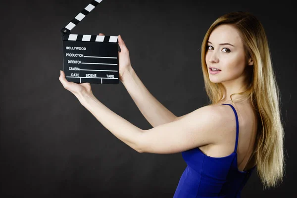 Vrouw bedrijf professionele film leisteen — Stockfoto