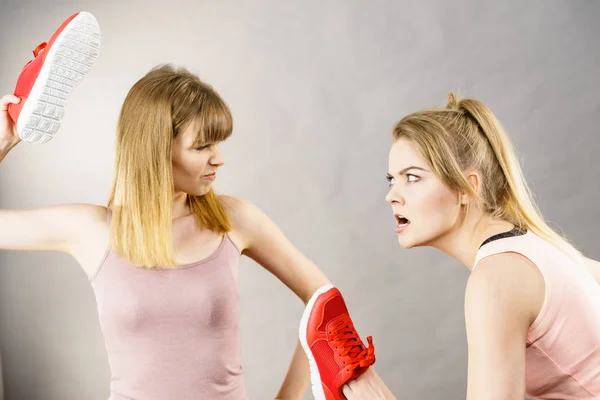 Frauen kämpfen mit Schuhen — Stockfoto