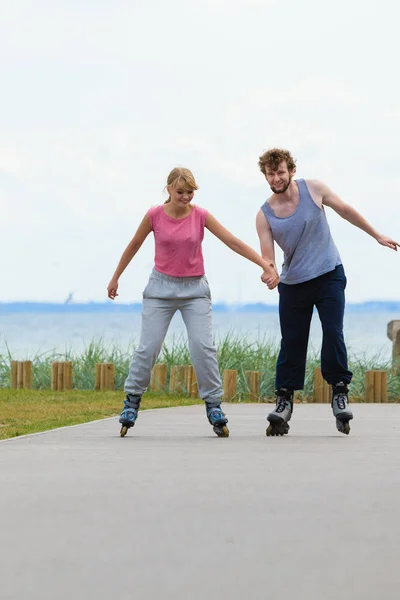 Patinador pareja patinaje al aire libre — Foto de Stock