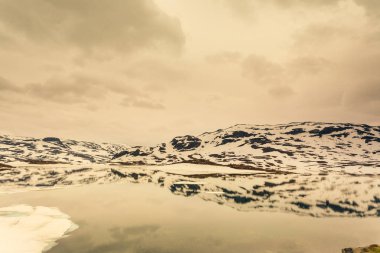 Donmuş göl ile Norveç doğal Dağları.