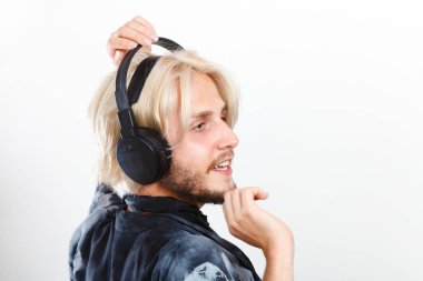 cool adam eğleniyor kulaklık müzik dinler