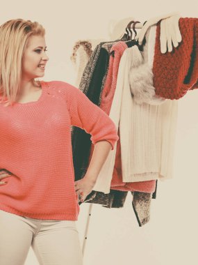 Kadın eve dolaba giyim seçimi