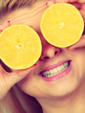 Limonlu narenciye gözleriyle kapsayan kız