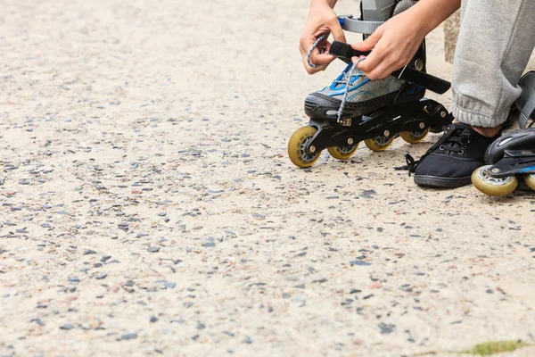 Mujer poniéndose patines al aire libre . — Foto de Stock