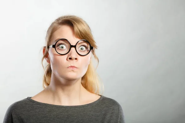 Nerdy Mädchen angepisst. — Stockfoto