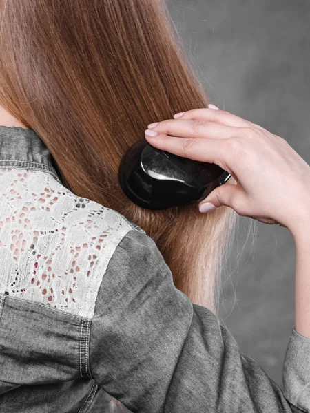 Mujer rubia peinándose el pelo . — Foto de Stock