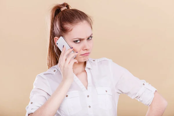 Menina usando telefone celular falando — Fotografia de Stock