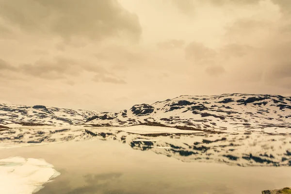 Norge natursköna berg med frusen sjö. — Stockfoto