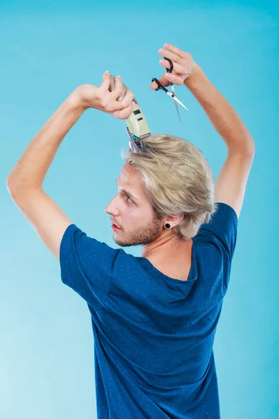 Uzun saçlarını tıraş edecek adam — Stok fotoğraf