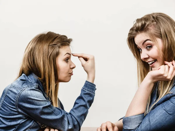Two women having argue — Stock Photo, Image