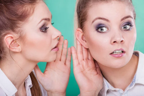 Two teenagers shares secrets, gossip — Stock Photo, Image