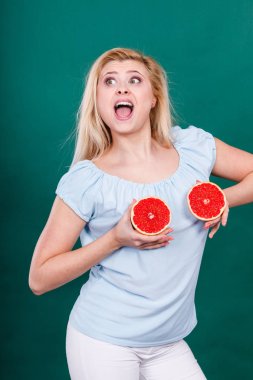 Kadın greyfurt narenciye meyve meme üzerinde tutar