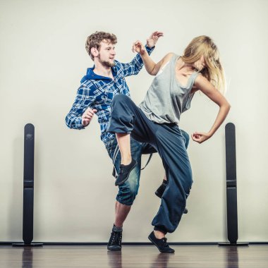 birkaç genç adam ve hip-hop dans kadın