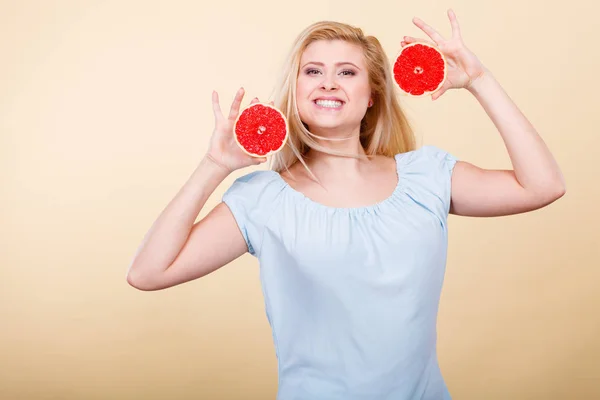 Gelukkig lachende vrouw met rode grapefruit — Stockfoto