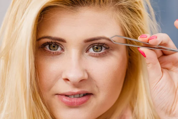 Mulher pinça sobrancelhas depilação com pinças — Fotografia de Stock
