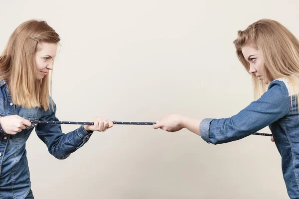 Two women having argue pulling rope — Stock Photo, Image