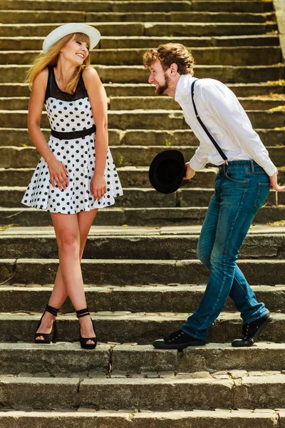 愛するカップル レトロなスタイルは、階段でいちゃつく — ストック写真