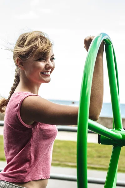 Mujer activa haciendo ejercicio con rueda de tai chi . — Foto de Stock