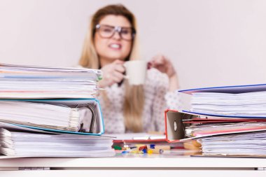 Sıcak kahve içme ofisinde mutlu kadın