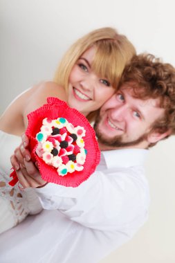 Şeker demet çiçek ile bir çift gördüm. Aşk.