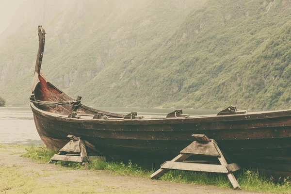 Старий дерев'яний вікінг у північно-західній природі. — стокове фото
