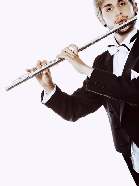 Чоловічий флейтист у хвостовій шубці грає флейту — стокове фото