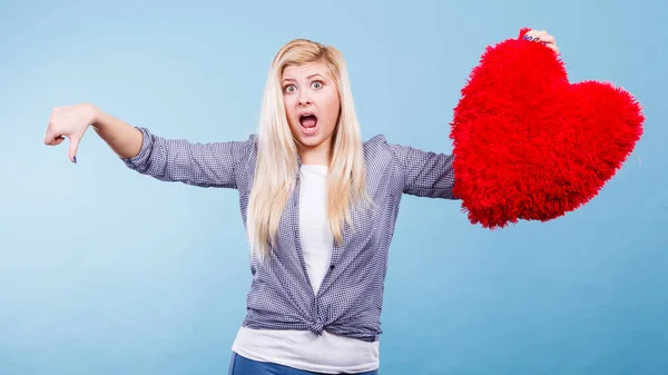 Frau mit rotem Herz zeigt Daumen nach unten — Stockfoto