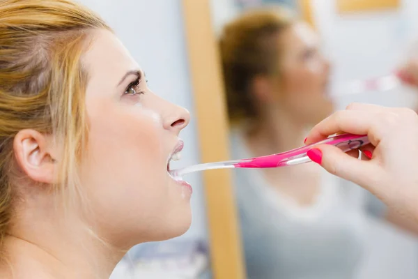 Mujer cepillarse los dientes de limpieza en el baño —  Fotos de Stock