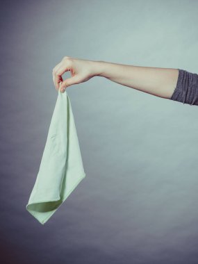 Boya, vernik ile el.