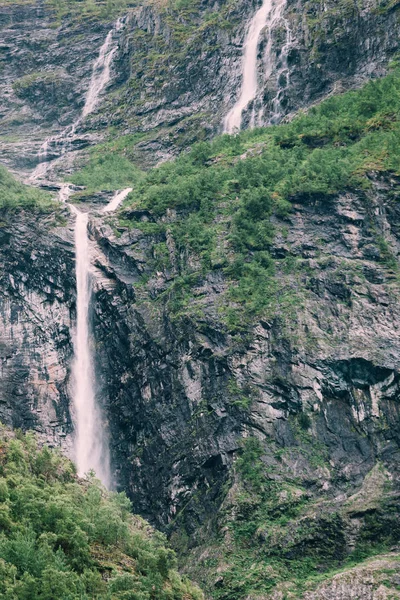 Cachoeiras em montanhas norwegian — Fotografia de Stock