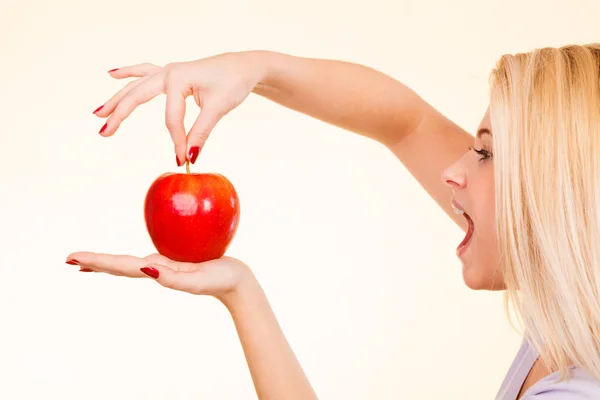 Mujer sosteniendo manzana roja, concepto de comida saludable — Foto de Stock