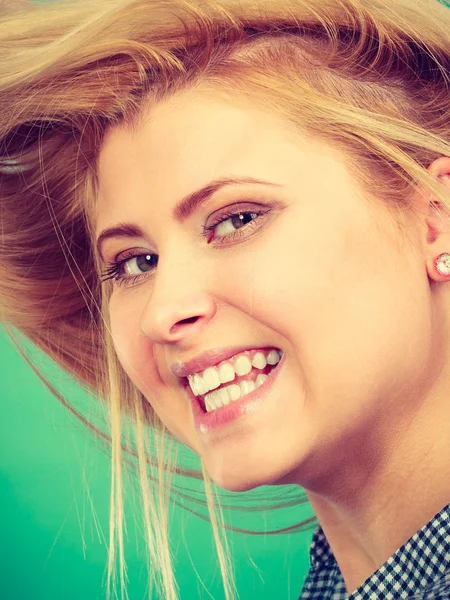 Primer plano retrato de mujer rubia atractiva feliz —  Fotos de Stock
