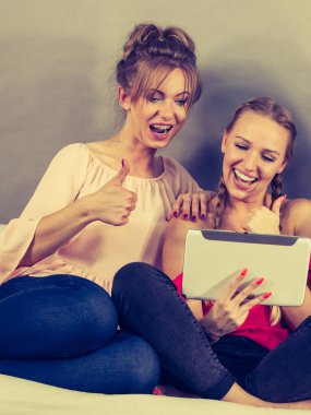 iki kadın tablet kullanma