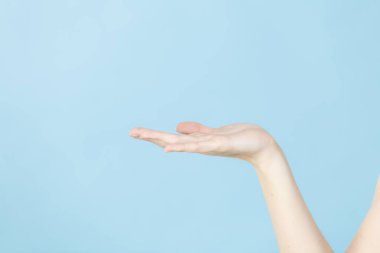 Kadın bir şey palm el üzerinde sunulması