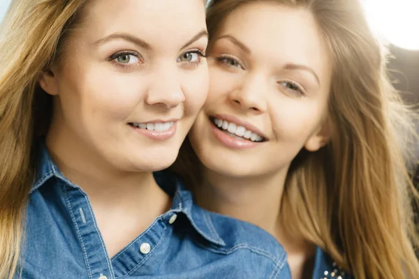 Duas mulheres felizes amigos se divertindo — Fotografia de Stock