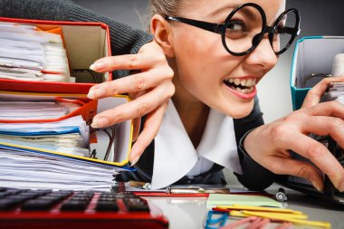 İşyerinde kadın deli ofis.