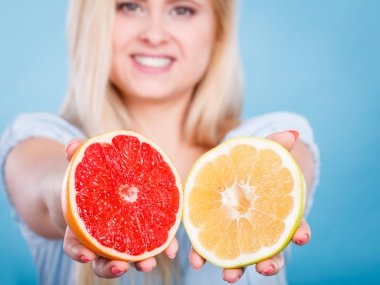 Kadın greyfurt narenciye meyve elinde tutan