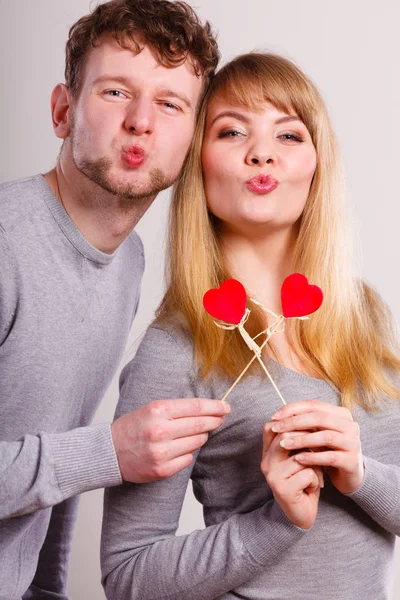 Charmante jonge pare met weinig harten. — Stockfoto