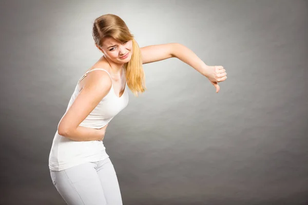 Mulher sofre de dor de barriga . — Fotografia de Stock